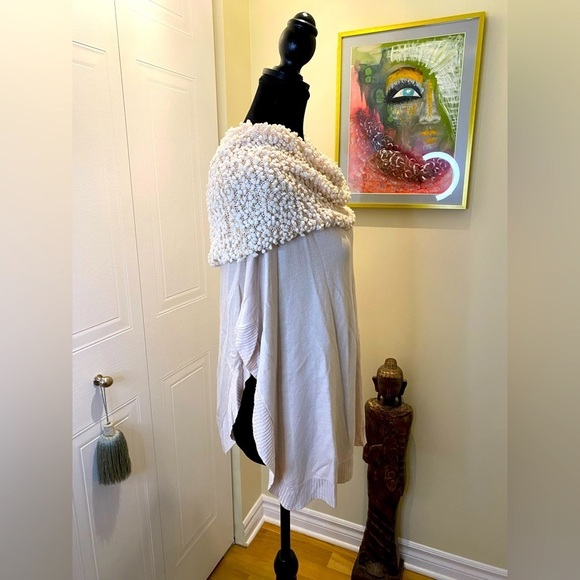 Dolce Cabo cowl neck poncho in off white w/ sparkling collar w/ gold sequins ✨ - Picture 5 of 10